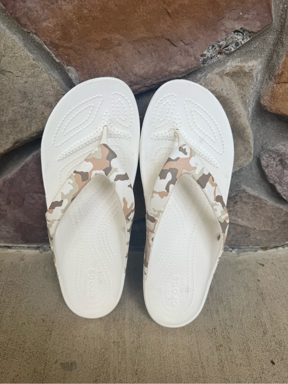 Crocs White & Camo Women’s 10 Flip Flops